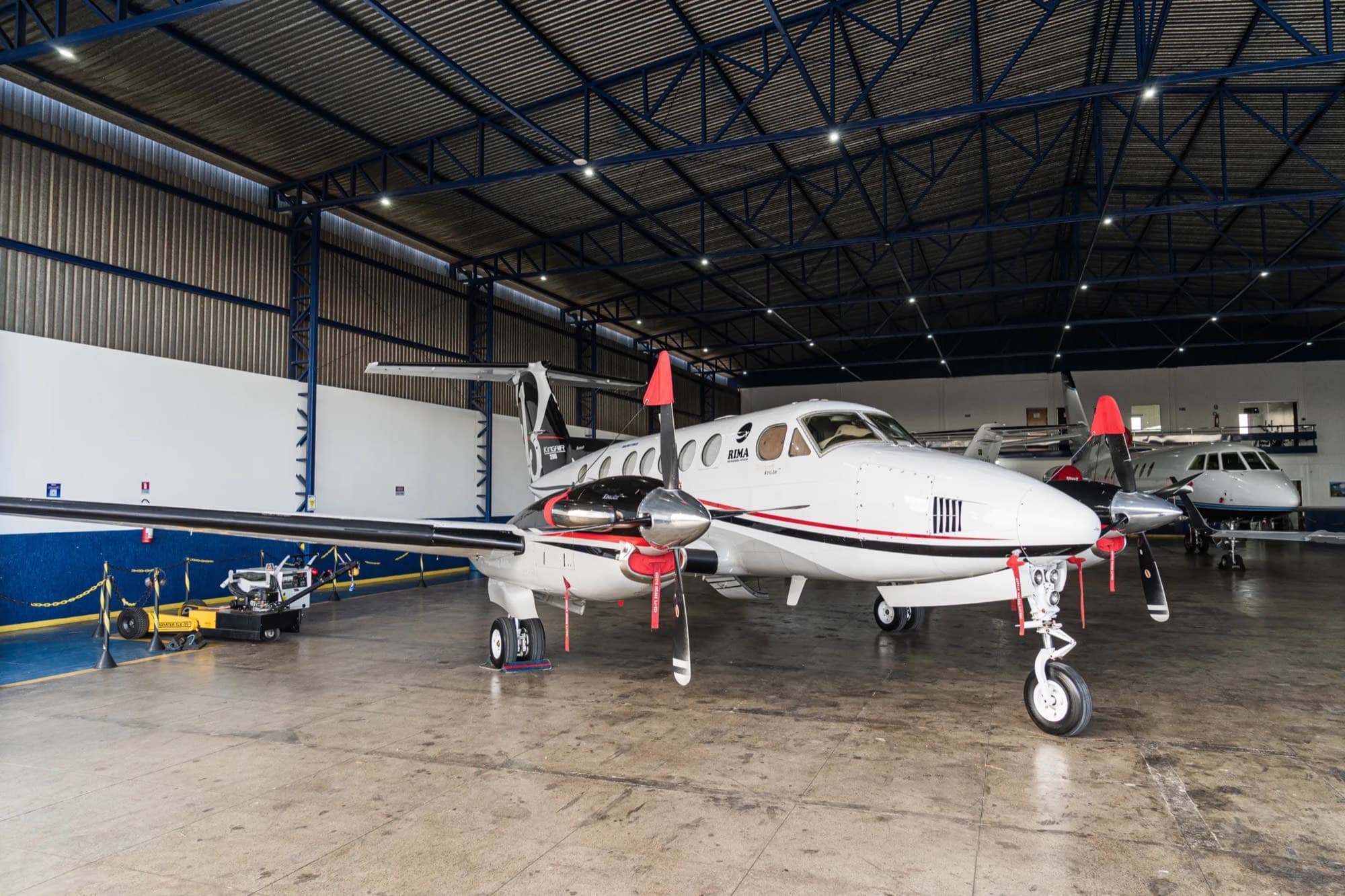 King Air B200 da RIMA Aviação no hangar da empresa, foto publicada no site oficial